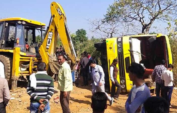 Jabalpur-Bus-overturned