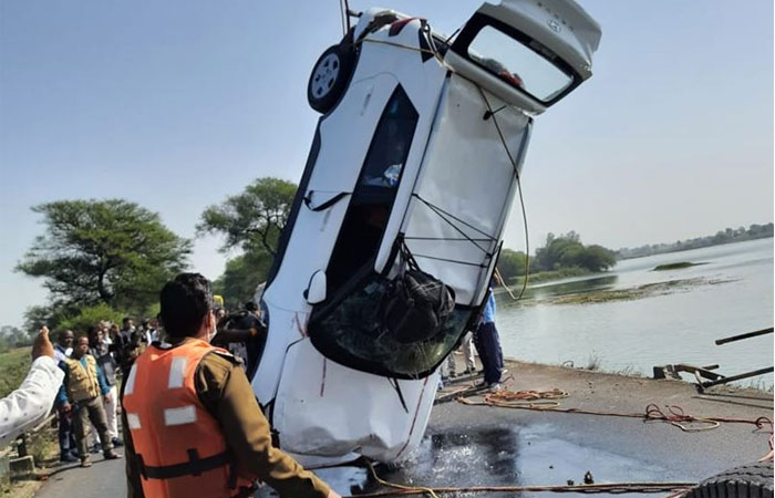 ujjain-car-fell