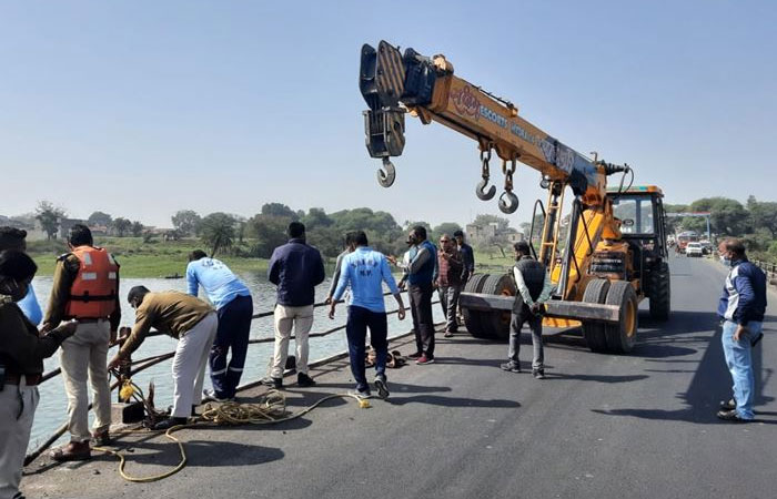 ujjain-car-fell-into-river