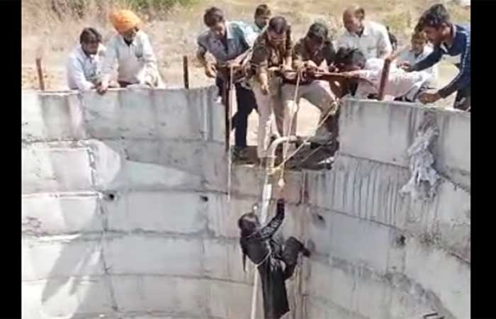 ratlam-selfie-girl-fell-into-well