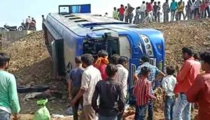 dhar-bus-overturned