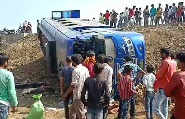 dhar-bus-overturned