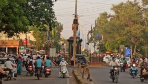 dhar-shops-crowd