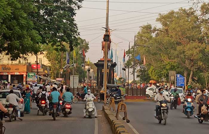 dhar-shops-crowd