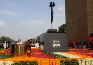 india gate rifle and helmet