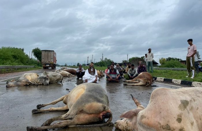 computer baba dharna on road