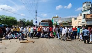 damoh farmers blocked state highway