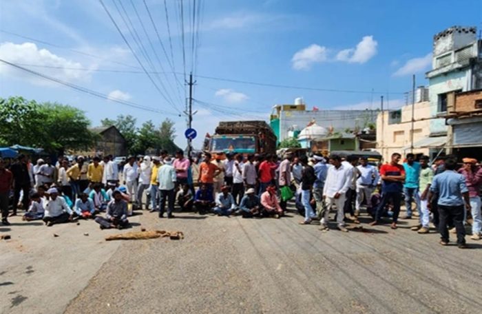 damoh farmers blocked state highway