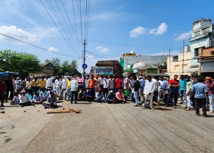 damoh farmers blocked state highway