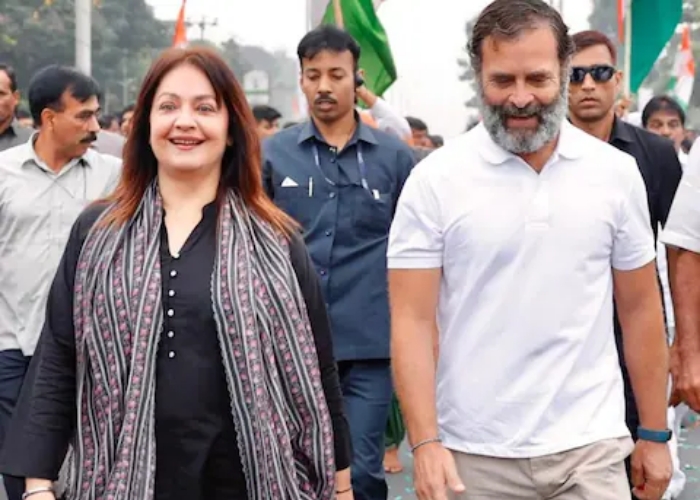 pooja-bhatt-with-rahul-gandhi-bharat-jodo-yatra