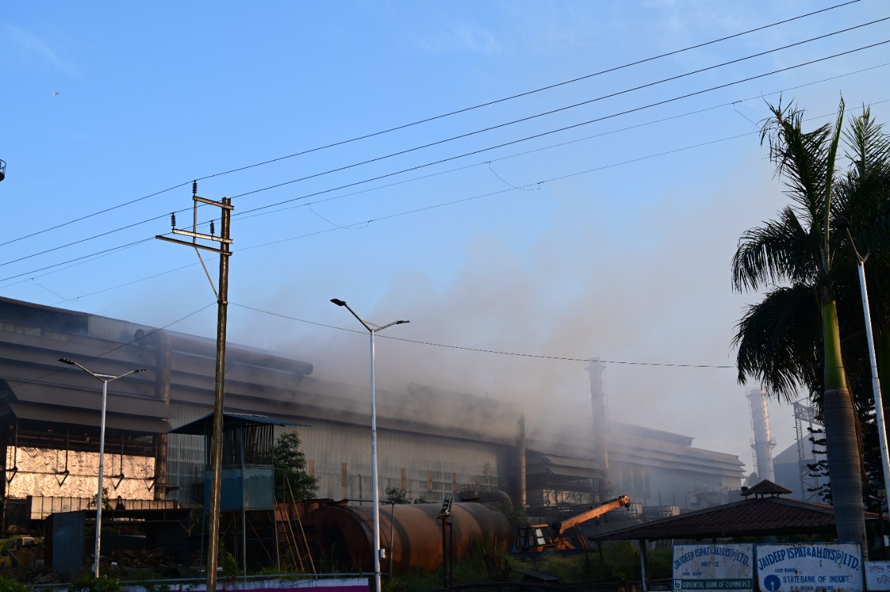 This picture was taken by Deshgaon News in Pithampur. This image is part of a news story from the EarthJournalism Network's Clean Air Catalyst program. Which is written by Aditya Singh, editor of Deshgaon.com.