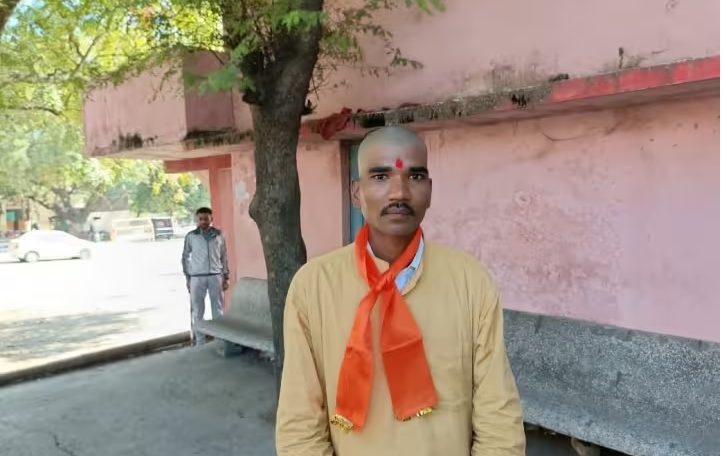 Wearing saffron, getting tonsured, Anand Tiwari from Arif with religious rituals: Deshgaon News