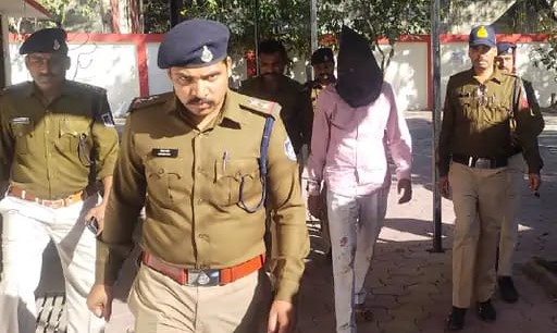 Principal Vimukta Sharma was set ablaze by pouring petrol in Indore, the police produced the accused student in the court_ Deshgaon news