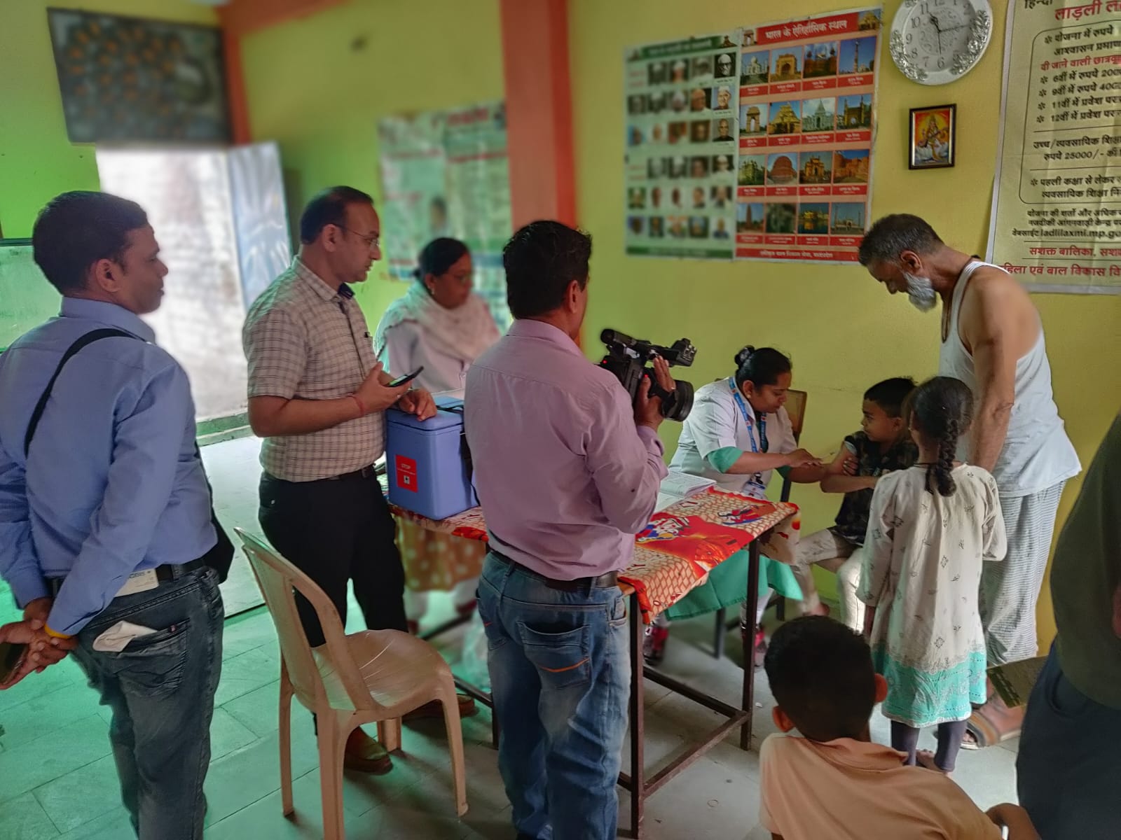 Children being vaccinated in Indore after Measles cases were reported, in this picture vaccination is being done under the supervision of vaccination officer Dr. Tarun Gupta.Photo: Deshgaon News