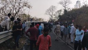 dhar pickup accident