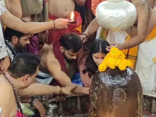 Cricketer Virat Kohli in Mahakal temple Ujjain Deshgaon news