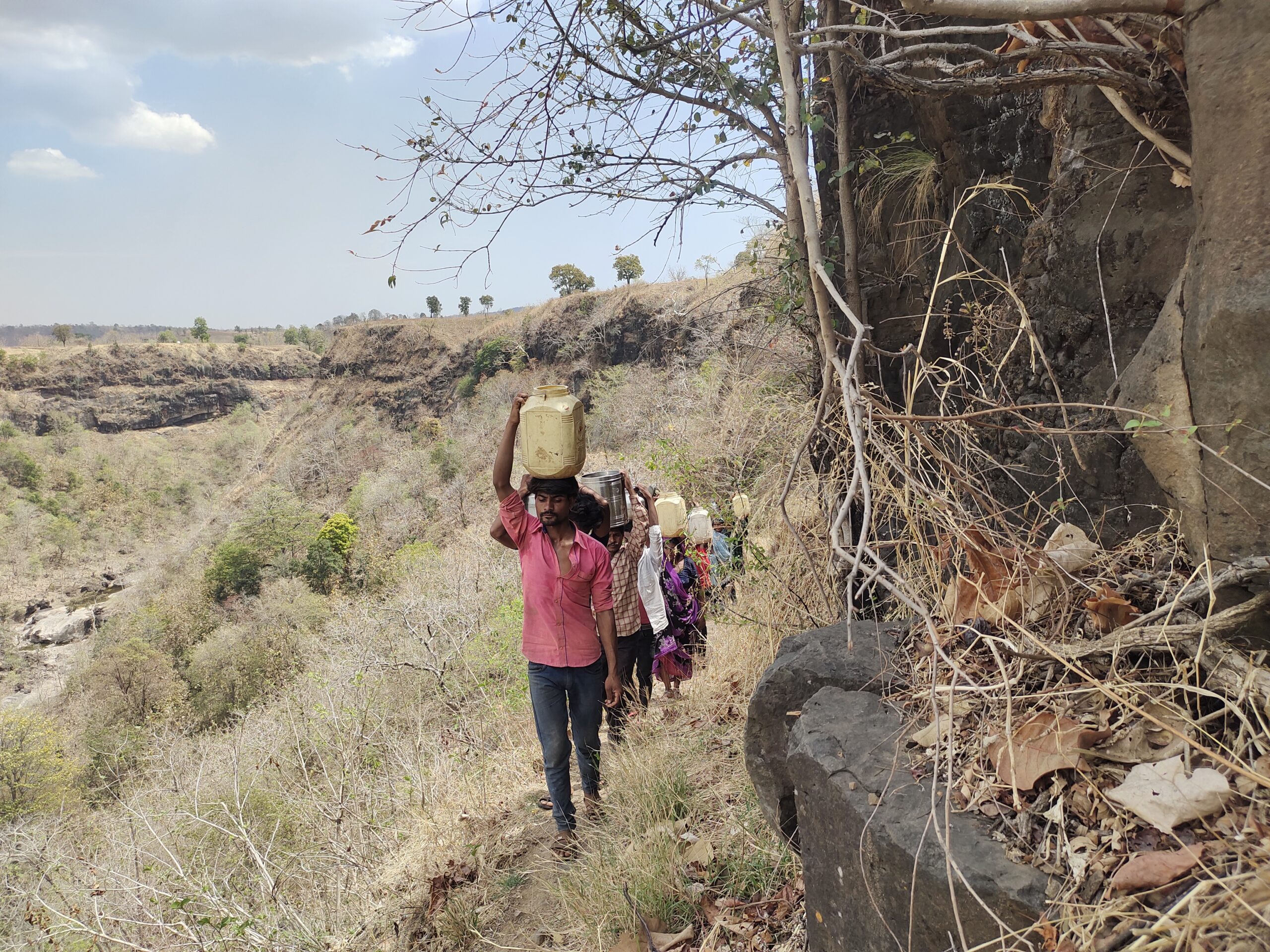 Tribals in Indore struggle for water: Deshgaon news 