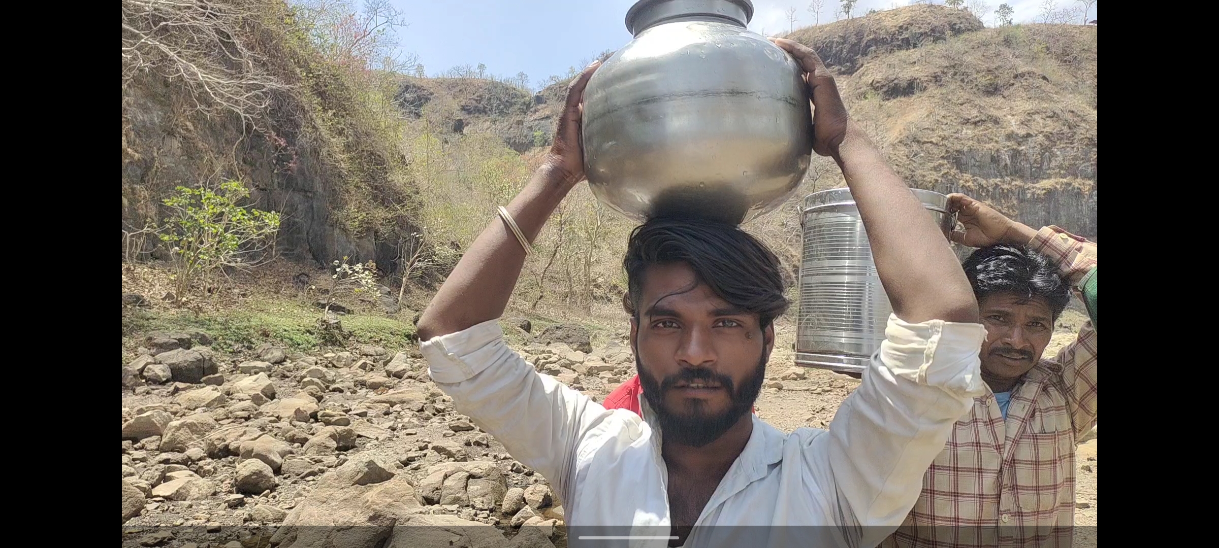 Tribals in Indore struggle for water: Deshgaon news 