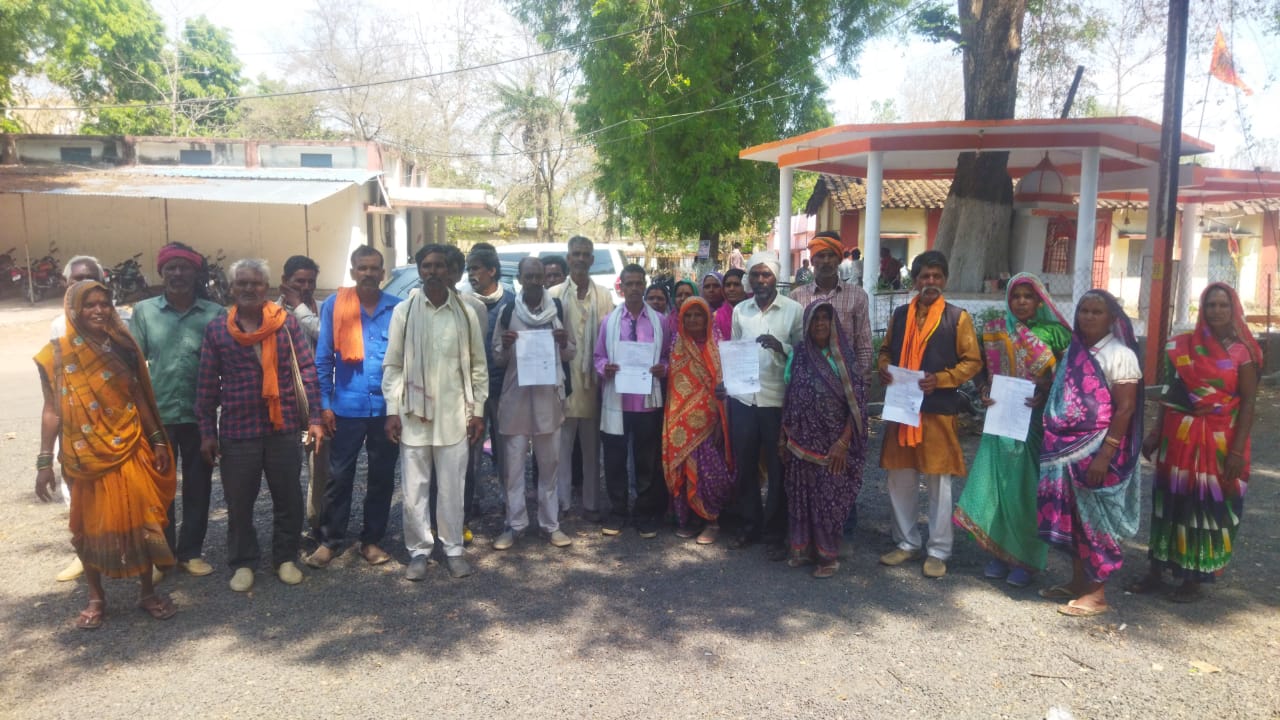After receiving the notice, the people of Chinki village reached Tehsil office: DeshgaonNews