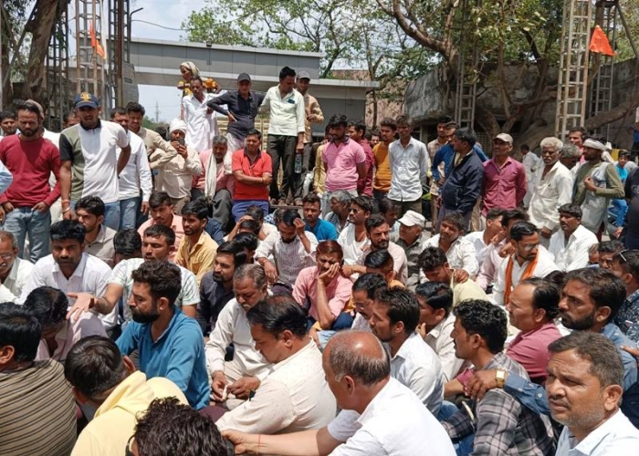 farmers protest at indore anaj mandi for wheat procurement