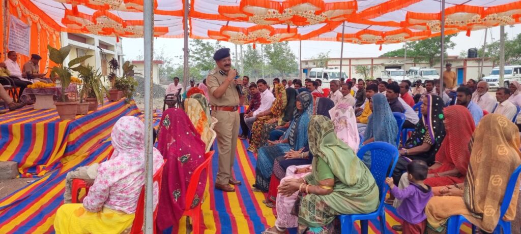 dhar sp intracts with villagers