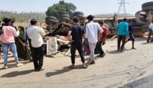 sidhi truck overturned on bolero