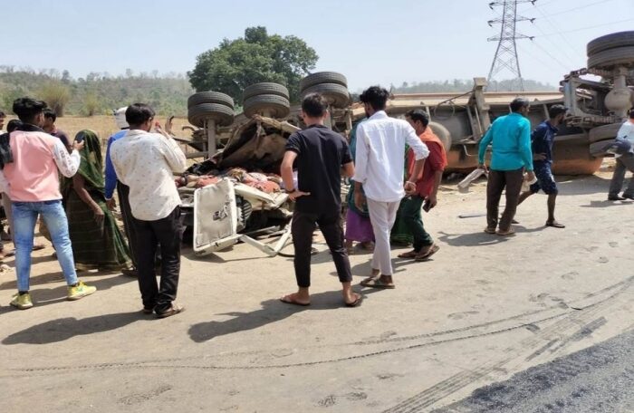 sidhi truck overturned on bolero