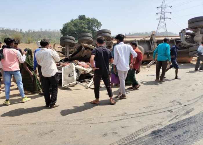 sidhi truck overturned on bolero