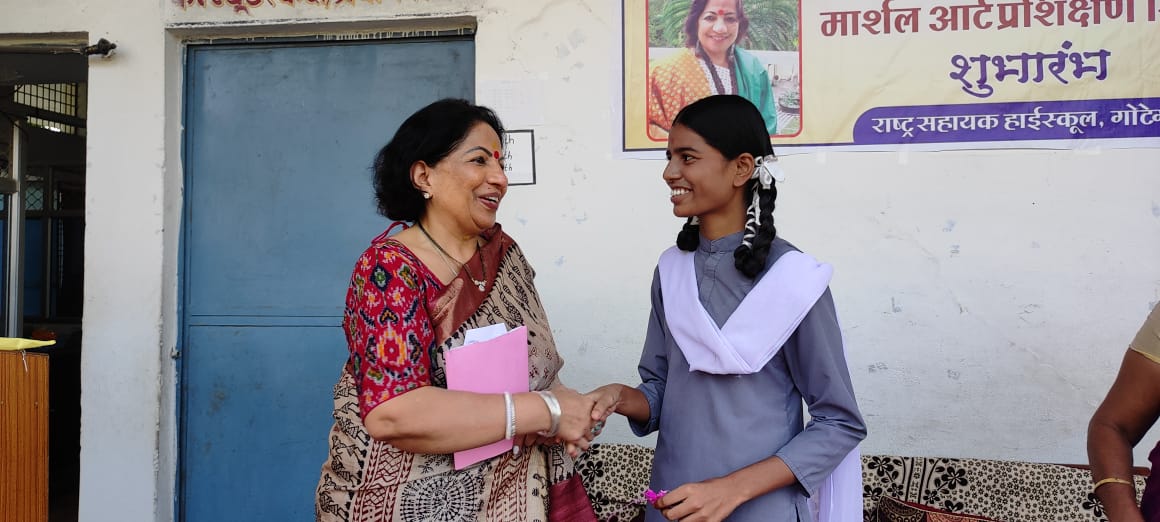 Deshgaon Narsinghpur News: Manjula Rao with school girl